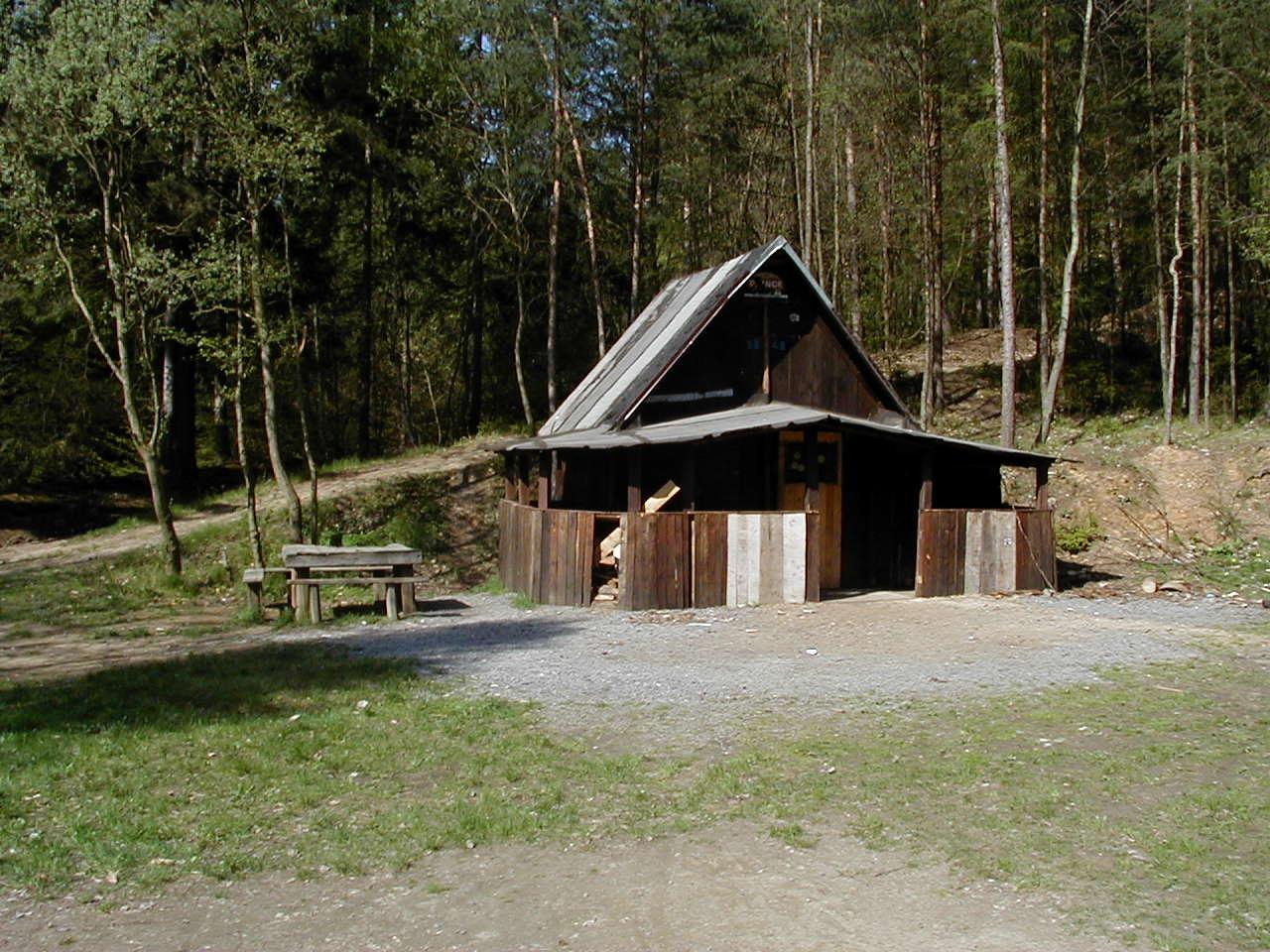 "klubovna" u hřiště 2001